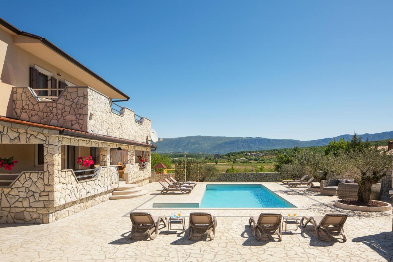 Villa Vesna With Sauna, Hot Tub Potpićan Eksteriør billede