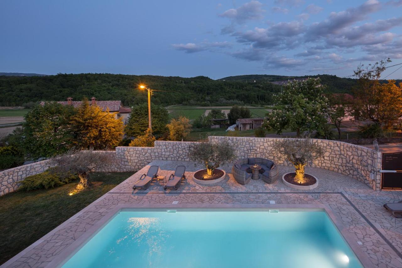 Villa Vesna With Sauna, Hot Tub Potpićan Eksteriør billede