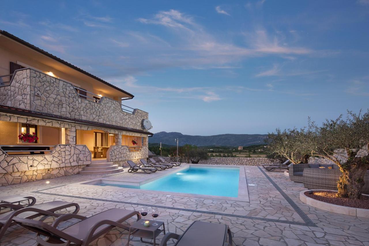 Villa Vesna With Sauna, Hot Tub Potpićan Eksteriør billede