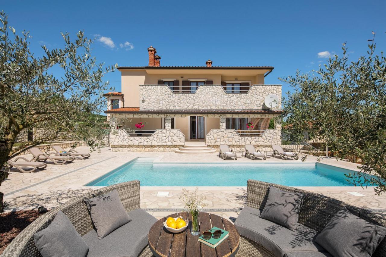 Villa Vesna With Sauna, Hot Tub Potpićan Eksteriør billede