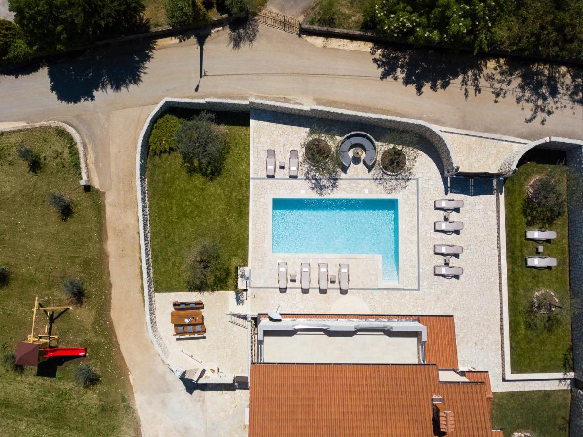 Villa Vesna With Sauna, Hot Tub Potpićan Eksteriør billede